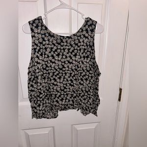 Tank top with daisy print. Size 1X.